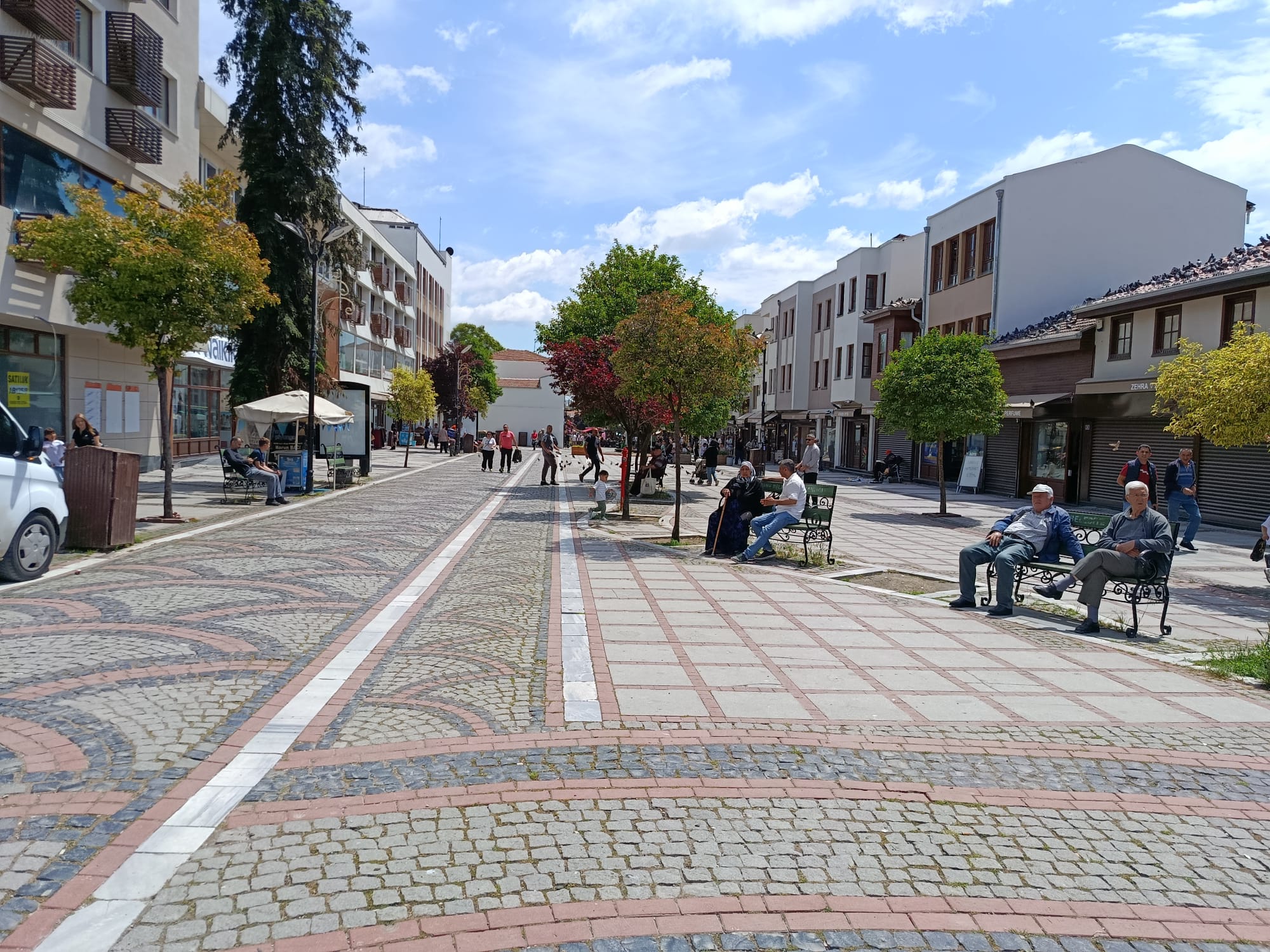 Edirne’nin en eski ticari merkezlerinden biri olan tarihi Ali Paşa Çarşısı ve Saraçlar Caddesi'nde, Kurban Bayramı öncesi esnaf büyük bir durgunluk yaşıyor. 
